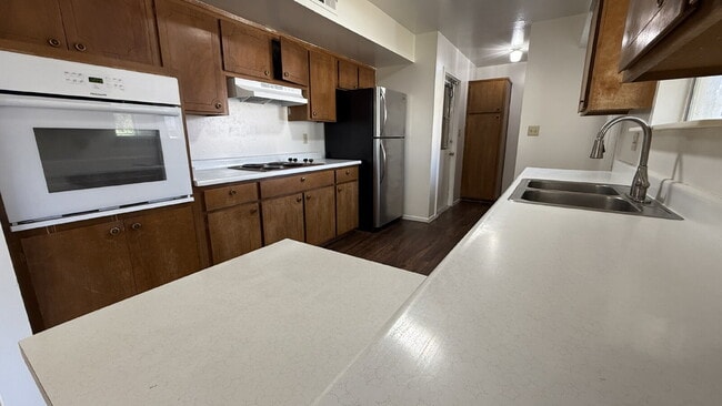 Building Photo - "Charming 2-Bed, 2-Bath Oasis in Phoenix - Your Cozy Retreat Awaits!"