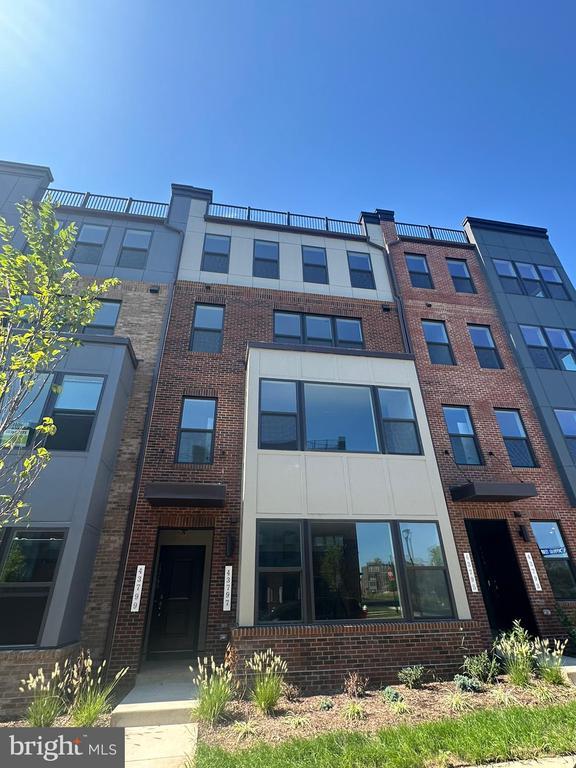 Building Photo - 43799 Middleway Ter