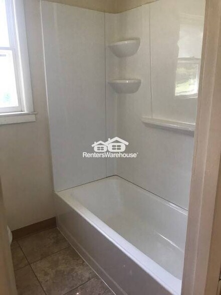 Building Photo - 613 Bay St