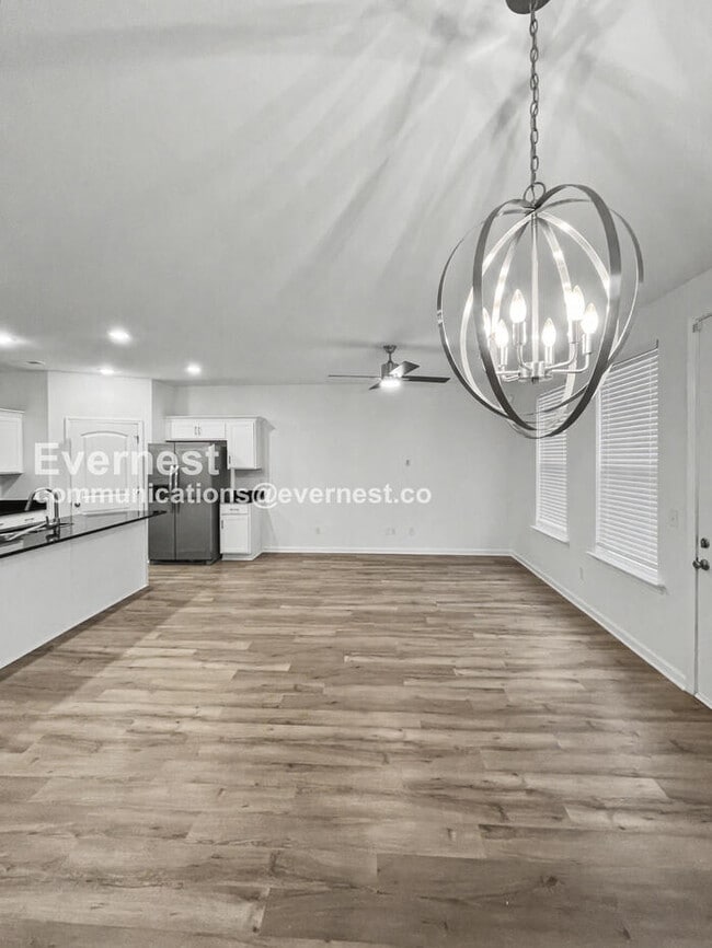 Building Photo - 3 Bed, 2.5 Bath Home with Fenced Yard & Garage / Available Now!