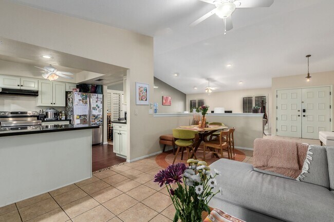 Building Photo - Highly sought after Marlborough Park Estates neighborhood!
