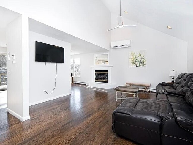 Building Photo - 262 Woodhill Rd