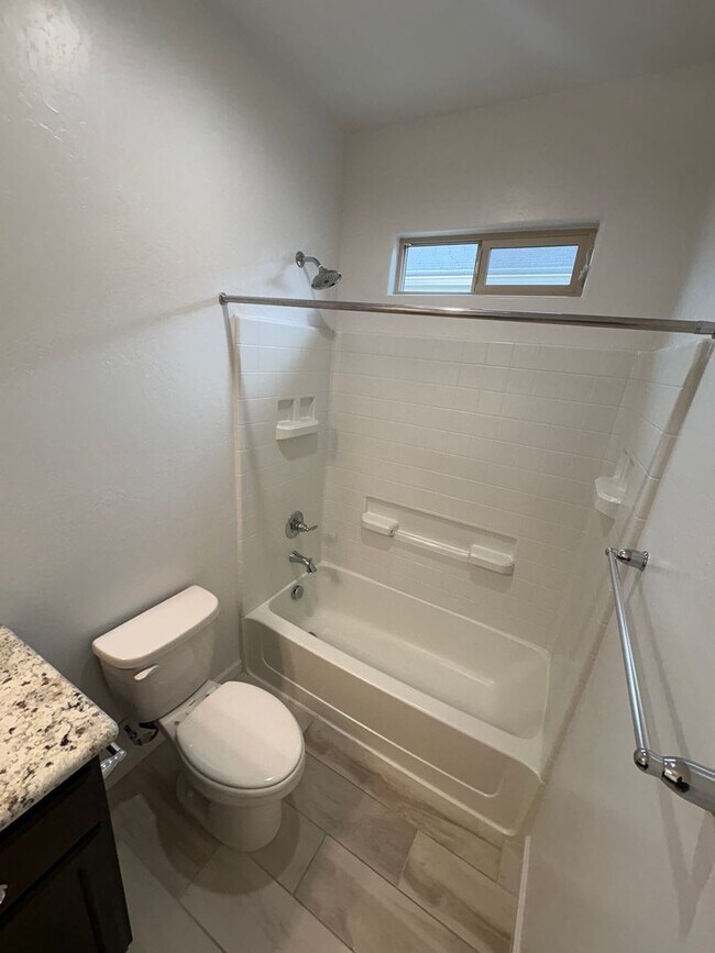 Building Photo - NW Visalia Home For Rent! Close to sports park & shopping centers!