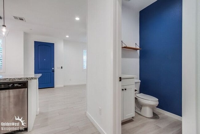 Building Photo - Stunning 3Bdm 2.5Ba Townhouse in Gated Com...