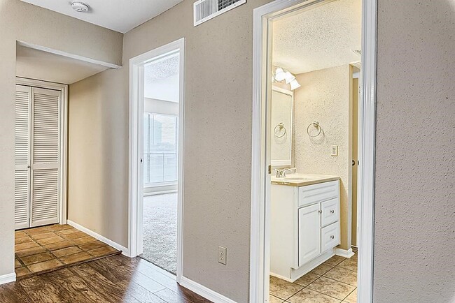Building Photo - 3130 Walnut Bend Ln