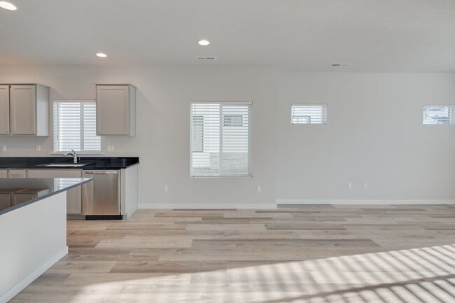 Building Photo - This  3 bedroom, 2.5 bathroom modern townhouse is ready for you!