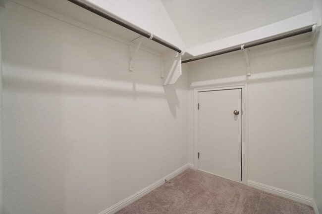 Building Photo - 2513 Danbury Ln