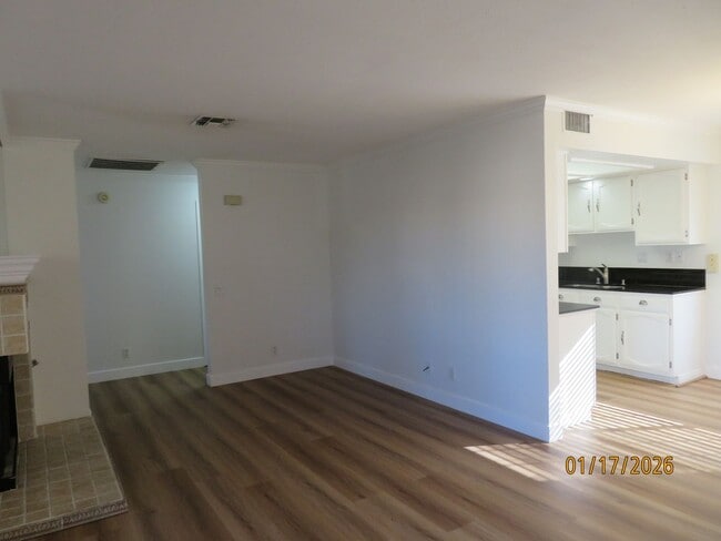 Building Photo - Clean well-maintained upstairs Condo, Gated Community