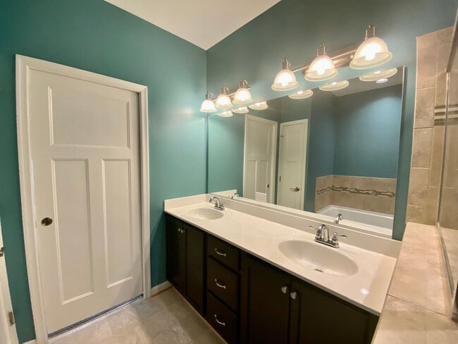 Building Photo - Spacious Condo - Waterfront Community - Av...