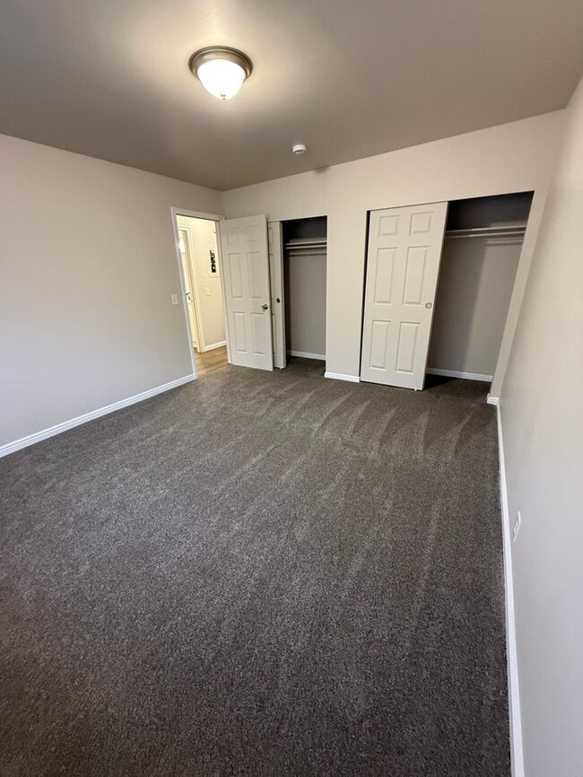 Building Photo - 833 N Riverside Dr