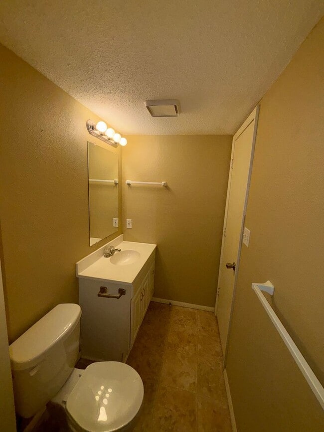 Building Photo - AVAILABLE NOW! 3 Bedroom 2.5 Bath in Lee's Summit MO $1,495.00