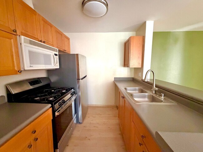 Building Photo - Bright & Updated 2bed 1 bath Tarzana Condo in Gated Community!