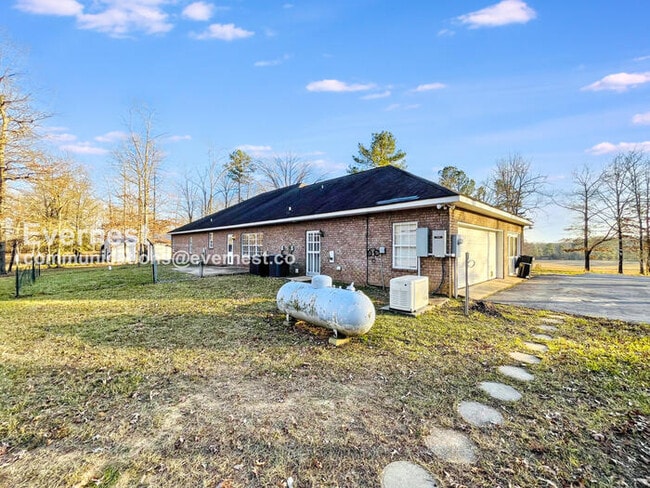 Building Photo - 4 Bed/2.5 Bath Home with Fenced Yard & Garage / Pet-Friendly / Available Now!