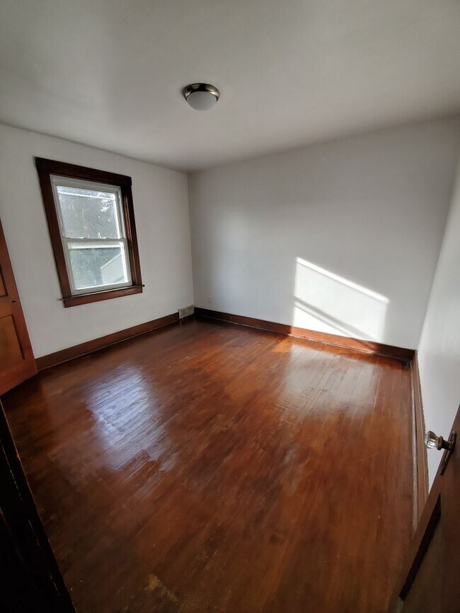 Building Photo - 4714 Sylvan Ave