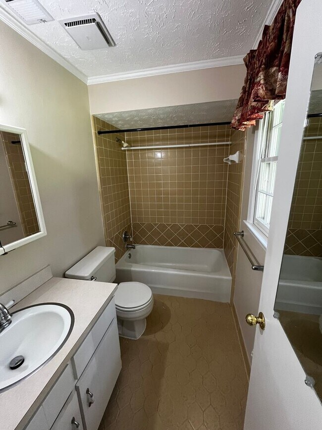 Building Photo - Beautiful New to Market!