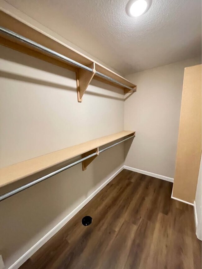 Building Photo - 9279-9281 N Fox Pointe Ct