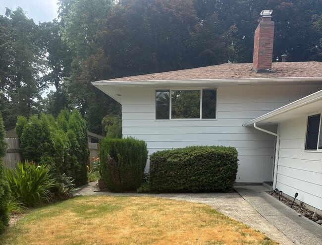 Building Photo - * DESIRABLE MILWAUKIE HOME!  A GARDENER'S ...