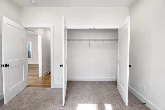 Building Photo - 511 Creekview Ln