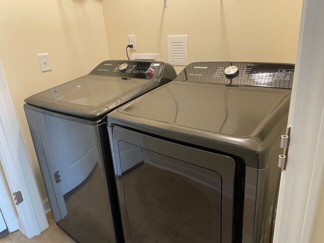 Building Photo - 3 Bedroom 2 Bathroom House with Large Fenc...