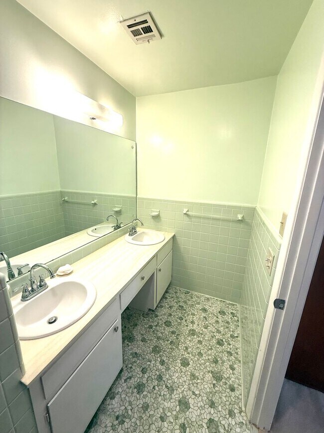 Building Photo - ** 2 Bed 2 Bath located by Trenholm State ** Call 334-366-9198 to schedule a self tour