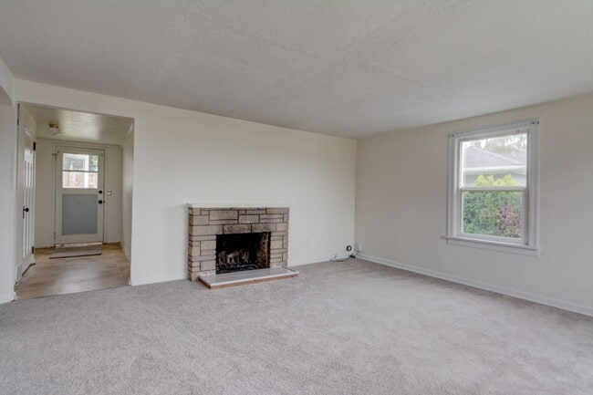 Building Photo - Charming 3-Bedroom Home Near Downtown Oak Harbor –Pet Friendly home.