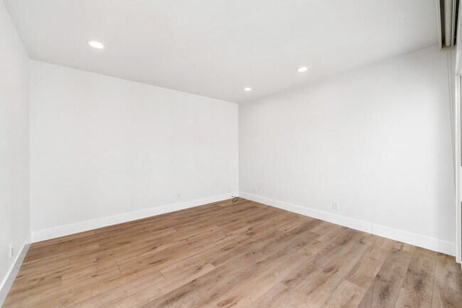 Building Photo - REMODELED 4 BD/3.5 BA RANCH STYLE HOME IN DOVER SHORES