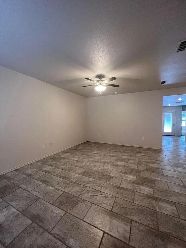 Building Photo - Beautiful 2 bed/2 bath/2 car garage Townhome!