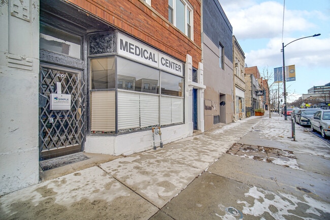 Building Photo - 1002 N Western Ave