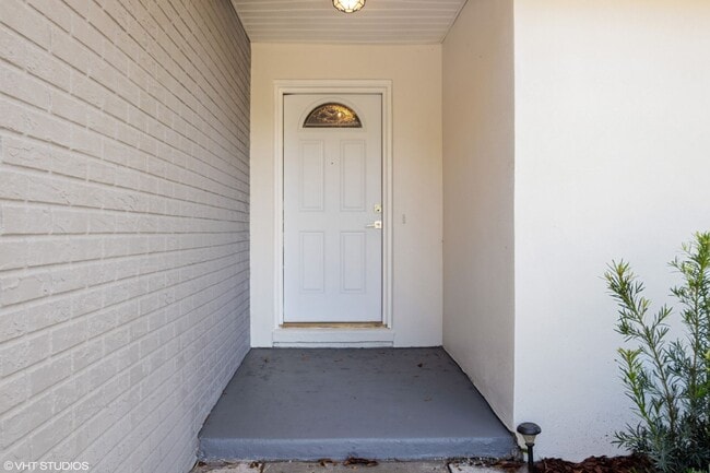 Building Photo - Beautiful 3 bedroom 2 bath Longwood Home