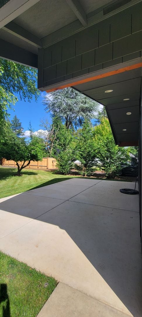 Building Photo - 720 SW Tera Dr
