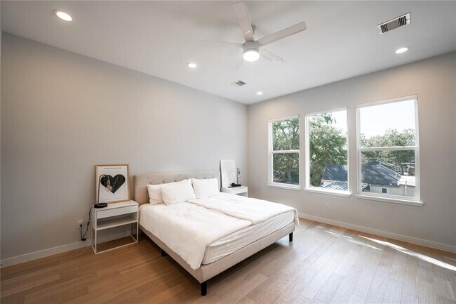 Building Photo - 827 Martin St