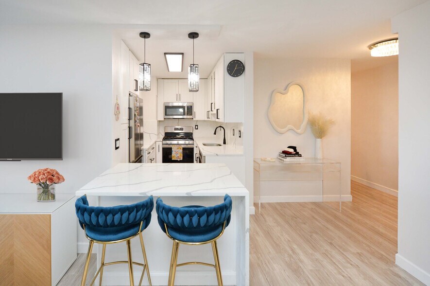 Kitchen - 2000 Linwood Ave