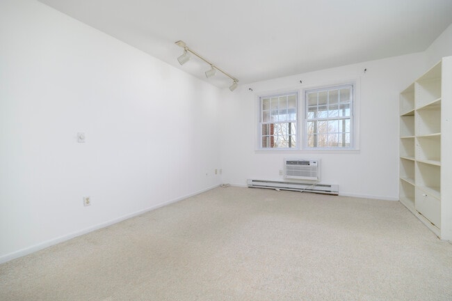 Building Photo - 185 Melba St