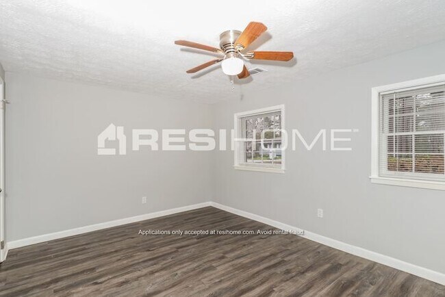 Building Photo - 517 Village Lane