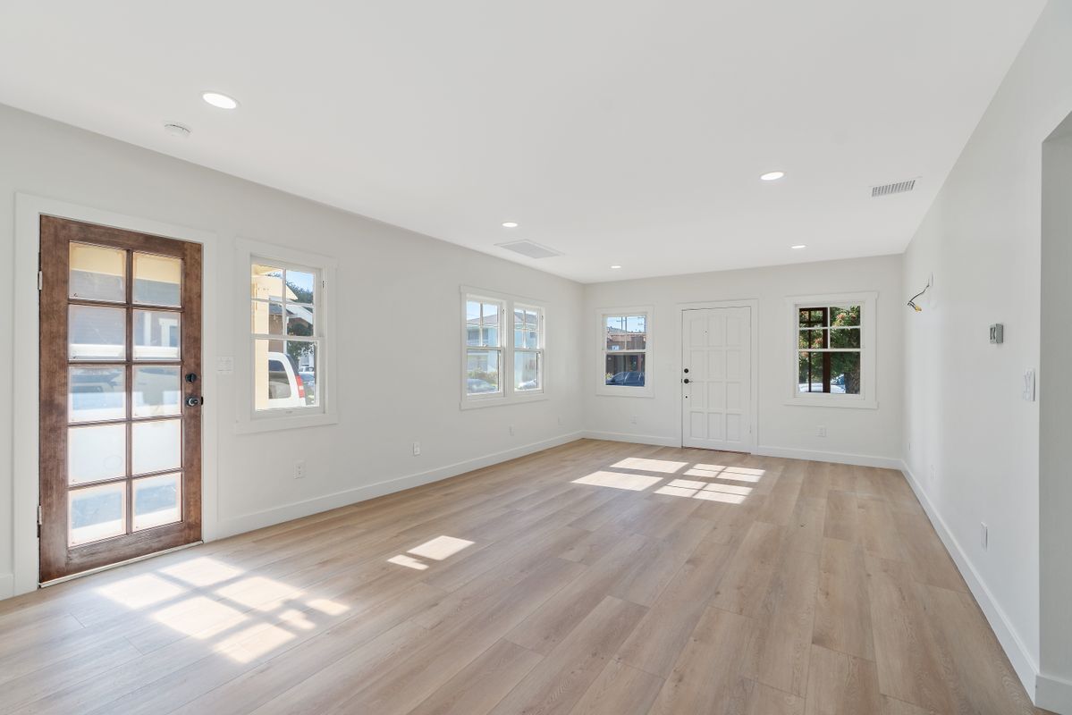 Building Photo - 744 Gladys Ave