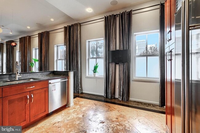 Building Photo - 1301 Hull St