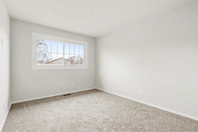 Building Photo - 8 Wildwood Ln