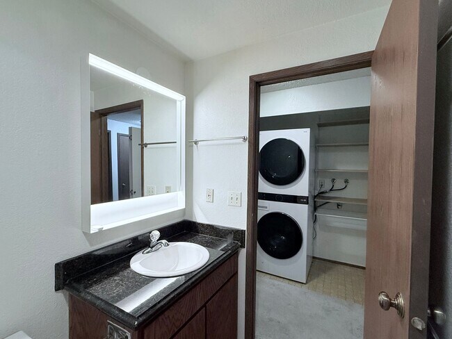 Building Photo - Lovely 2-Bedroom End Unit Condo in Cedarwo...