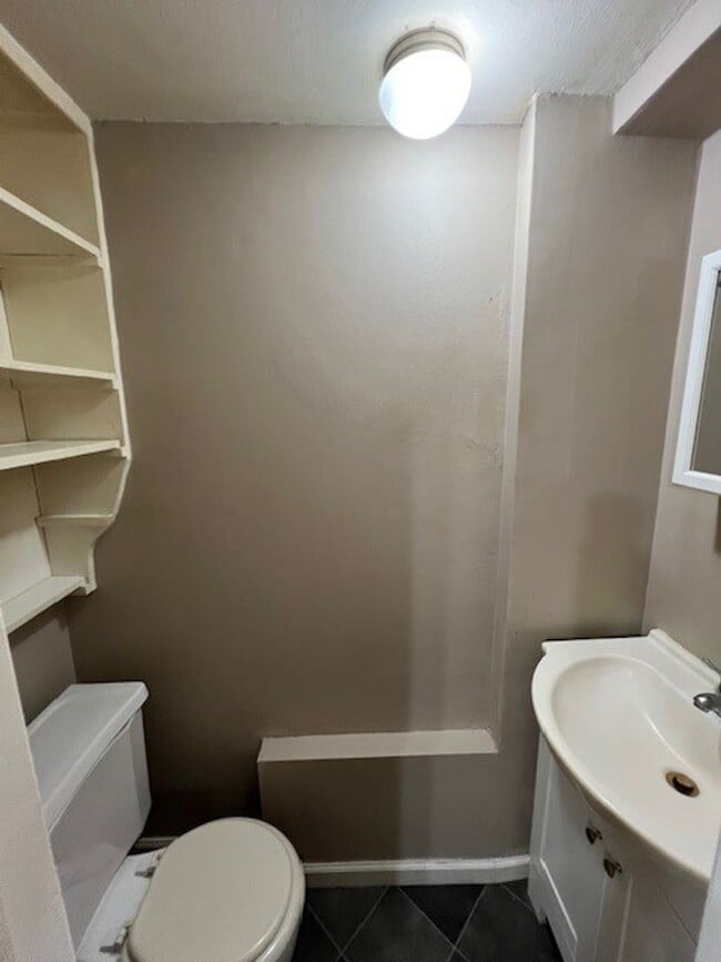 Building Photo - 3B/1.5B Home Available in Lake Charles