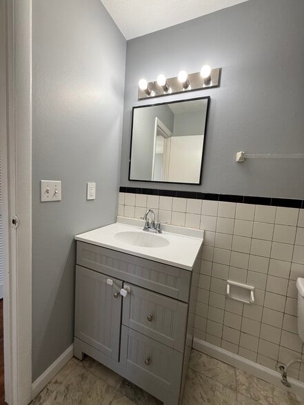 Building Photo - 916 N Avon Ave