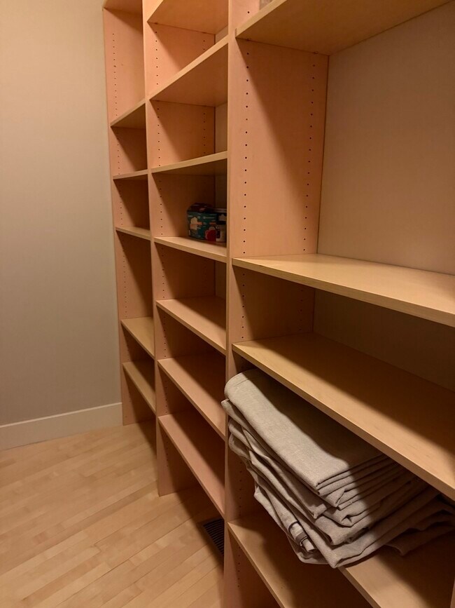 Building Photo - 525 Senon Dr