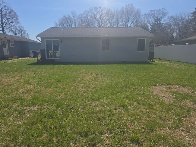 Building Photo - 745 River Rd