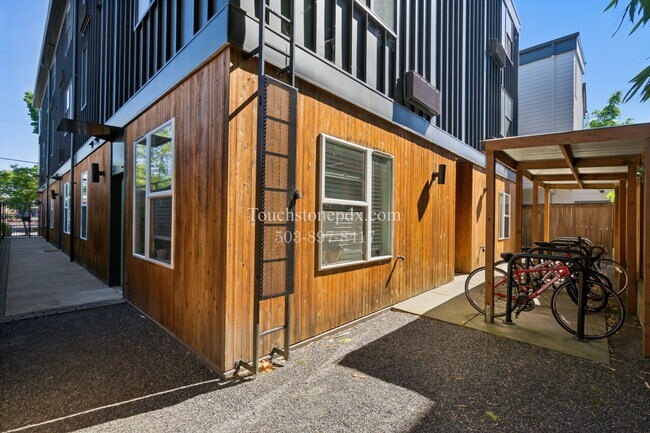 Building Photo - Ground-Level Modern Apartment at Bradley Commons!