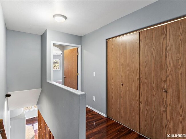 Building Photo - Spacious & Updated 3 Bedroom Duplex Near M...