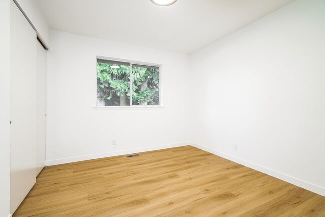 Building Photo - 3 bed 2 bath Home with Lake Views for Rent