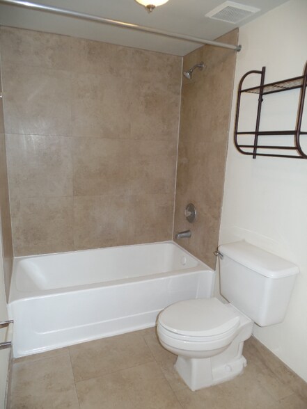 Building Photo - 2803 N Oakland Forest Dr