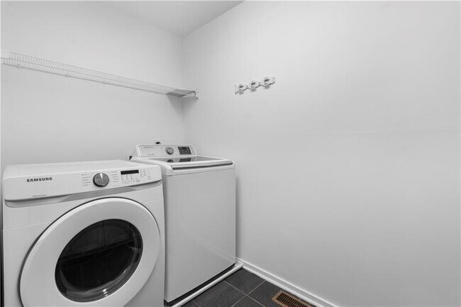 Building Photo - 5 Krog St NE