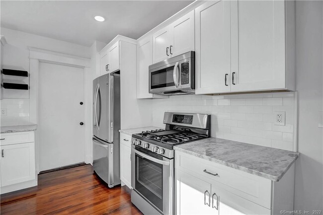 Building Photo - 928 Elm St