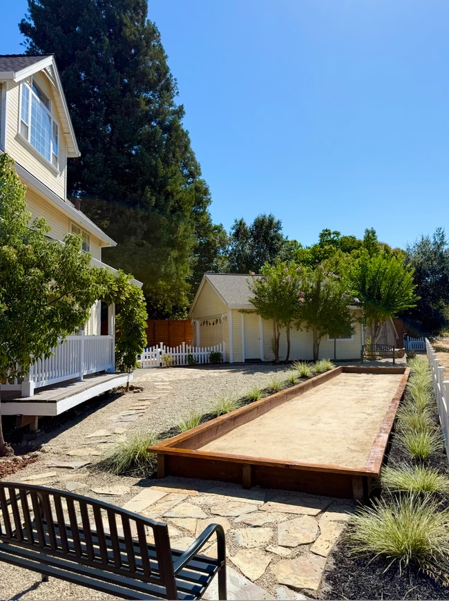 Building Photo - Pet Friendly! Walk to Downtown