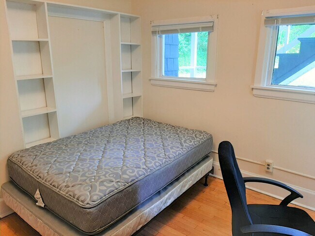 Building Photo - 123 Columbia St